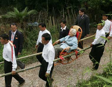 Soong pays homage to his ancestral tombs