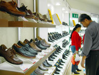 China hopes for solution to EU shoes spat