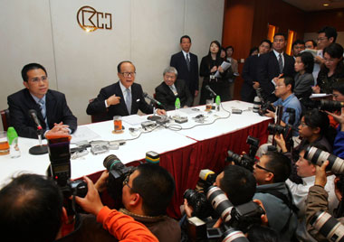 HK hangs on every word of Li Ka-shing
