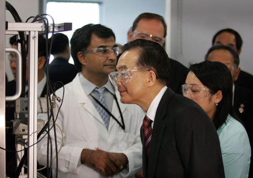 Premier visits Woodside Hydrocarbon research facility