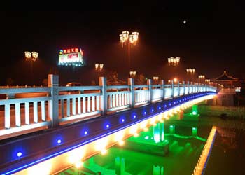 Night view of Grand Canal attracts many