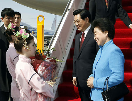 Hu starts U.S. visit