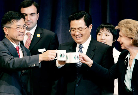 Hu tastes Starbucks coffee