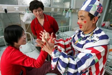 China tries using clowns in hospitals