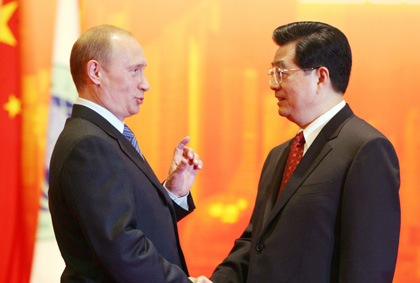 Chinese President Hu Jintao (R), chats with his Russian counterpart Vladimir Putin (L) just before a group photo session of the summit of the Shanghai Cooperation Organization (SCO) members in Shanghai, June 15, 2006.