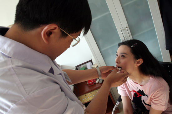 Actress has hospital disprove face-lifting rumors