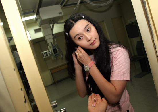 Actress has hospital disprove face-lifting rumors