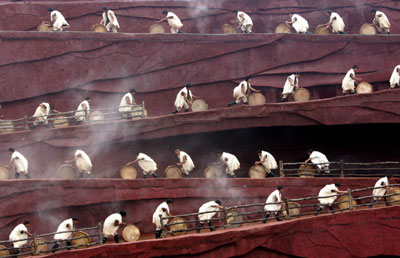 Minority groups participate 'Impression Lijiang'