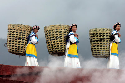 Minority groups participate 'Impression Lijiang'