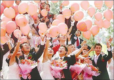 100 couples of newlywed persons hold group wedding