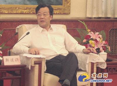 Vice-mayor Jin Daoqiang introducing Golden Autumn Fair