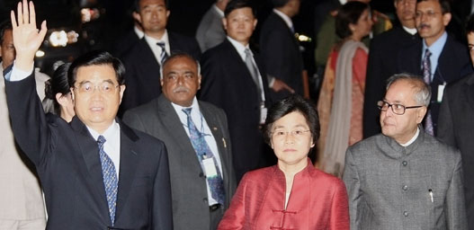 Hu arrives in India for state visit