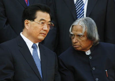 Hu visits Ganhdi memorial, meets top officials in India
