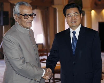 Hu visits Ganhdi memorial, meets top officials in India
