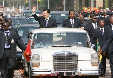 President Hu visits Cameroon