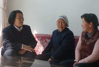 Lawmaker talks with villagers