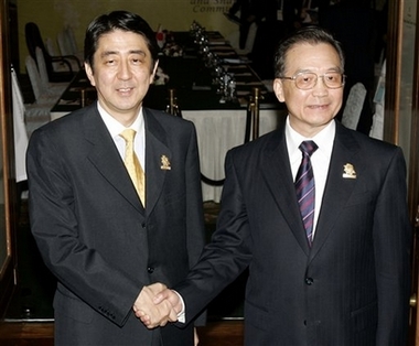 Wen meets Abe before ASEAN Summit