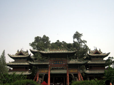 Online media reporters visit Temple of Emperor Guan