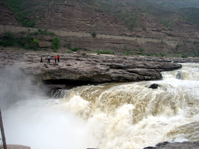 Hukou Waterfall dazzles online media reporters