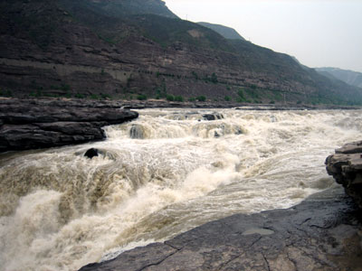 Hukou Waterfall dazzles online media reporters