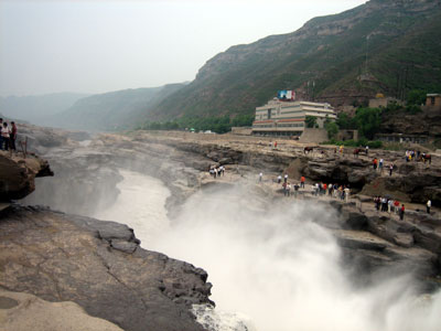 Hukou Waterfall dazzles online media reporters