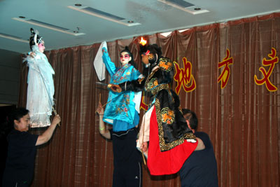 Reporters enjoy puppet and shadow performances