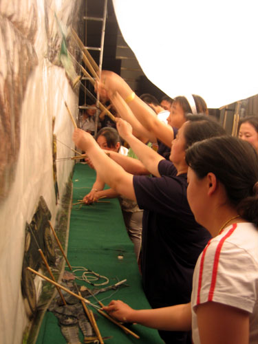 Reporters enjoy puppet and shadow performances