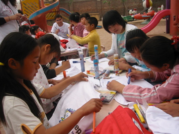 T-shirts bring on children's smiles