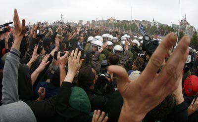 German protestors clash with riot police