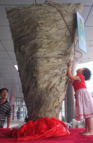 Super-sized Zongzi debuts in Beijing