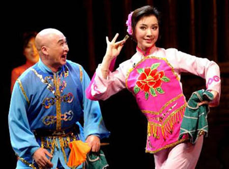 Chinese Errenzhuan wise-cracks bring down the house