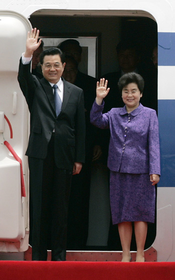 President Hu arrives in Hong Kong for celebrations