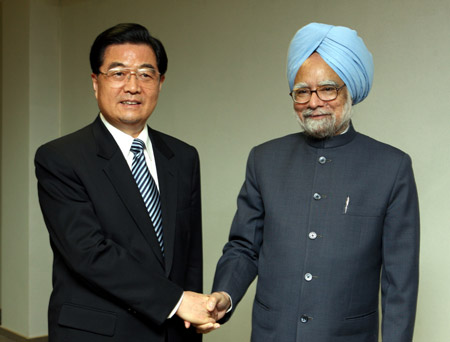Hu meets with Indian prime minister