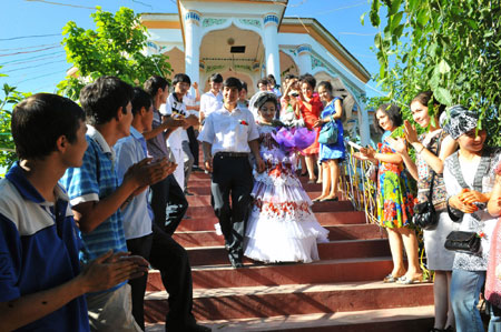 Wedding ceremony held in Folk Custom Village in Xinjiang