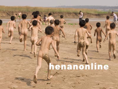 <BR>Artist organizes naked running for charity program<BR>