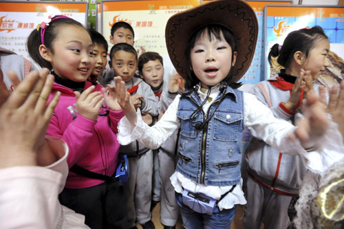 Pupils view Shanghai Expo on campus