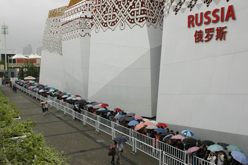 Russia Pavilion distributes badges to mark V-Day