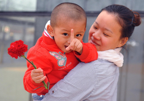 Mothers and children visit the Expo on Mother's Day