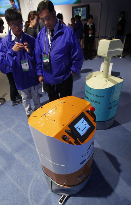 Robot show attracts visitors to Japan Pavilion