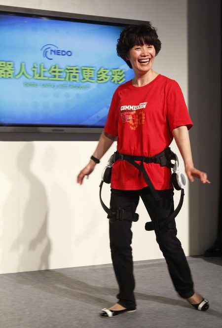 Robot show attracts visitors to Japan Pavilion