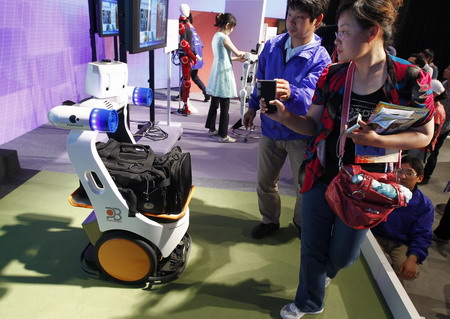 Robot show attracts visitors to Japan Pavilion