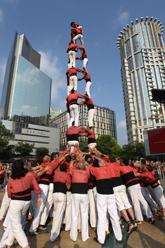 Human tower spectacle on Nanjing Road