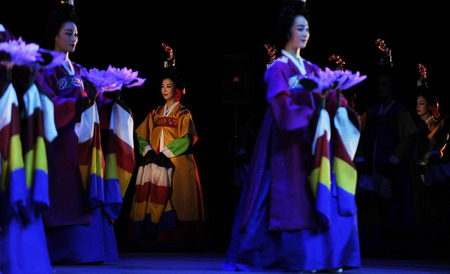 Ahn-nyung-ha-sae-yo at Shanghai Expo