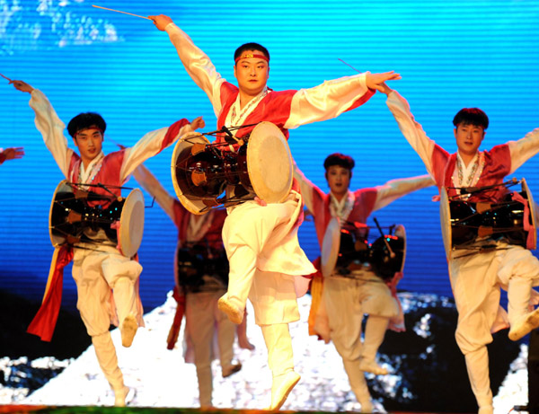 Folk dances mark end of Jilin Week 