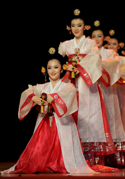 Folk dances mark end of Jilin Week 