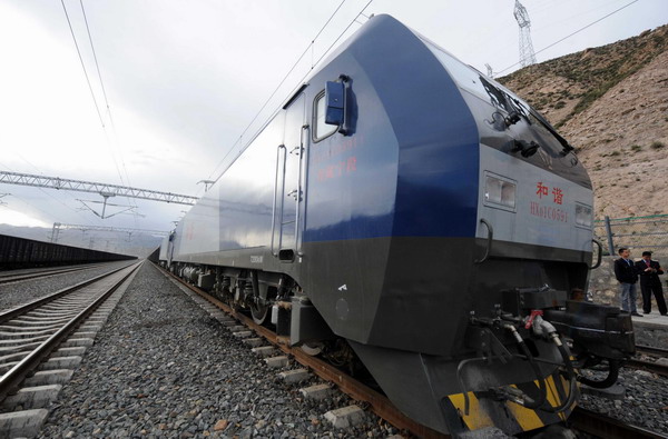 Locomotives improve Qinghai-Tibet rail
