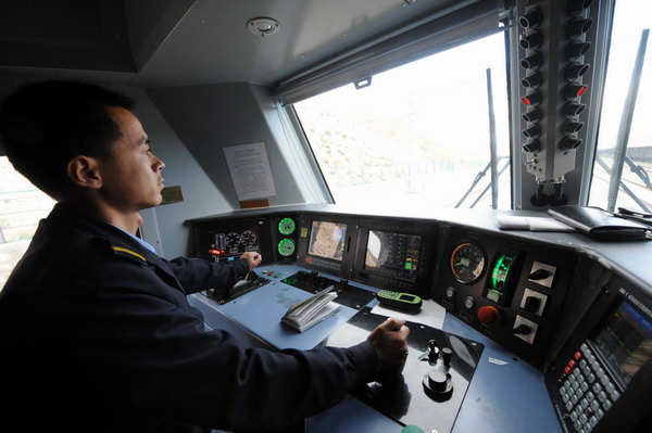 Locomotives improve Qinghai-Tibet rail