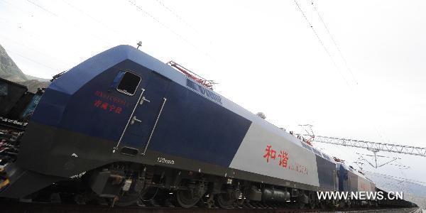 Locomotives improve Qinghai-Tibet rail
