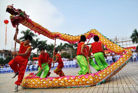 Folk festival preludes to National Day in S China