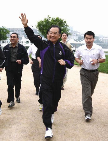 Wen joins residents in morning exercise in Seoul
